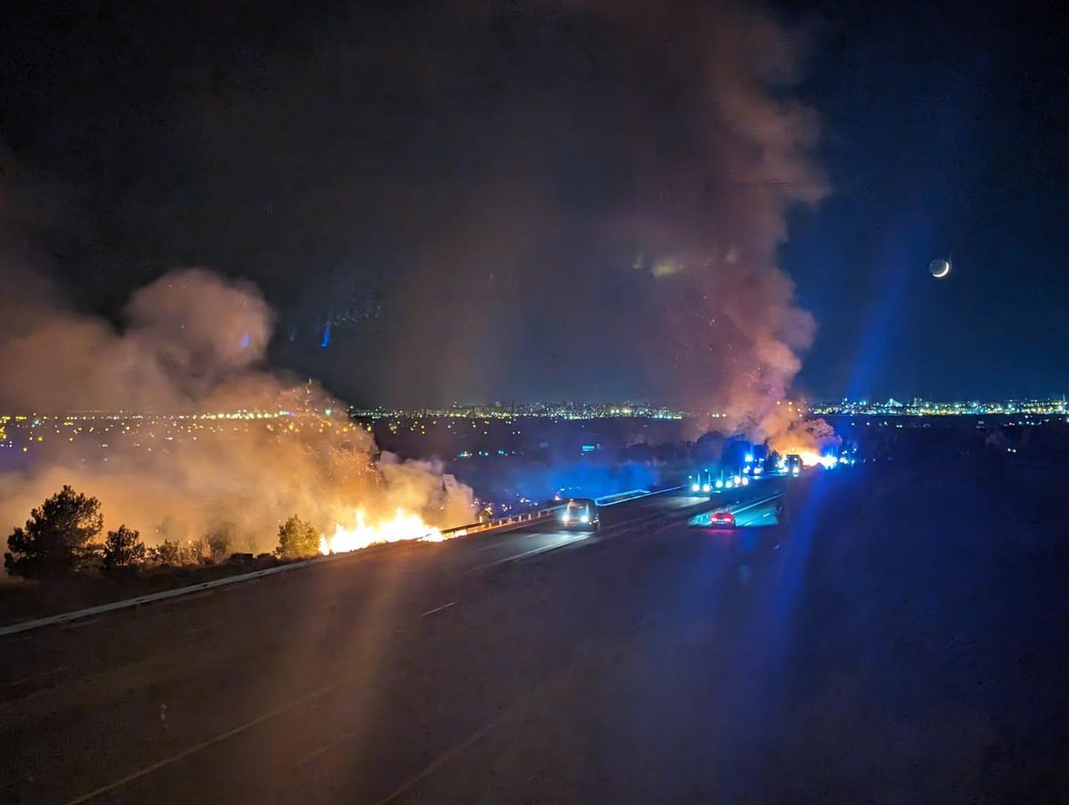 Espectacular imagen de las llamas, en tres focos, junto a la autopista.