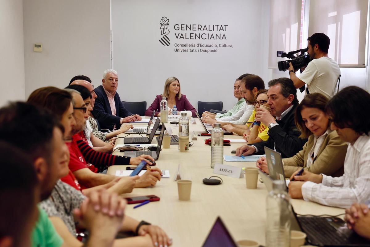 Mesa de negociación entre los sindicatos y la Conselleria de Educación