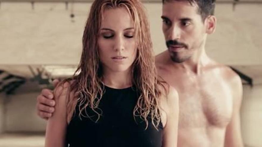 Dos escenas del videoclip de Edurne rodado en Alicante.