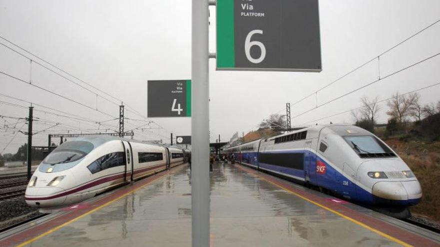 Un TGV i un AVE alineats a l&#039;estació de Figueres-Vilafant.