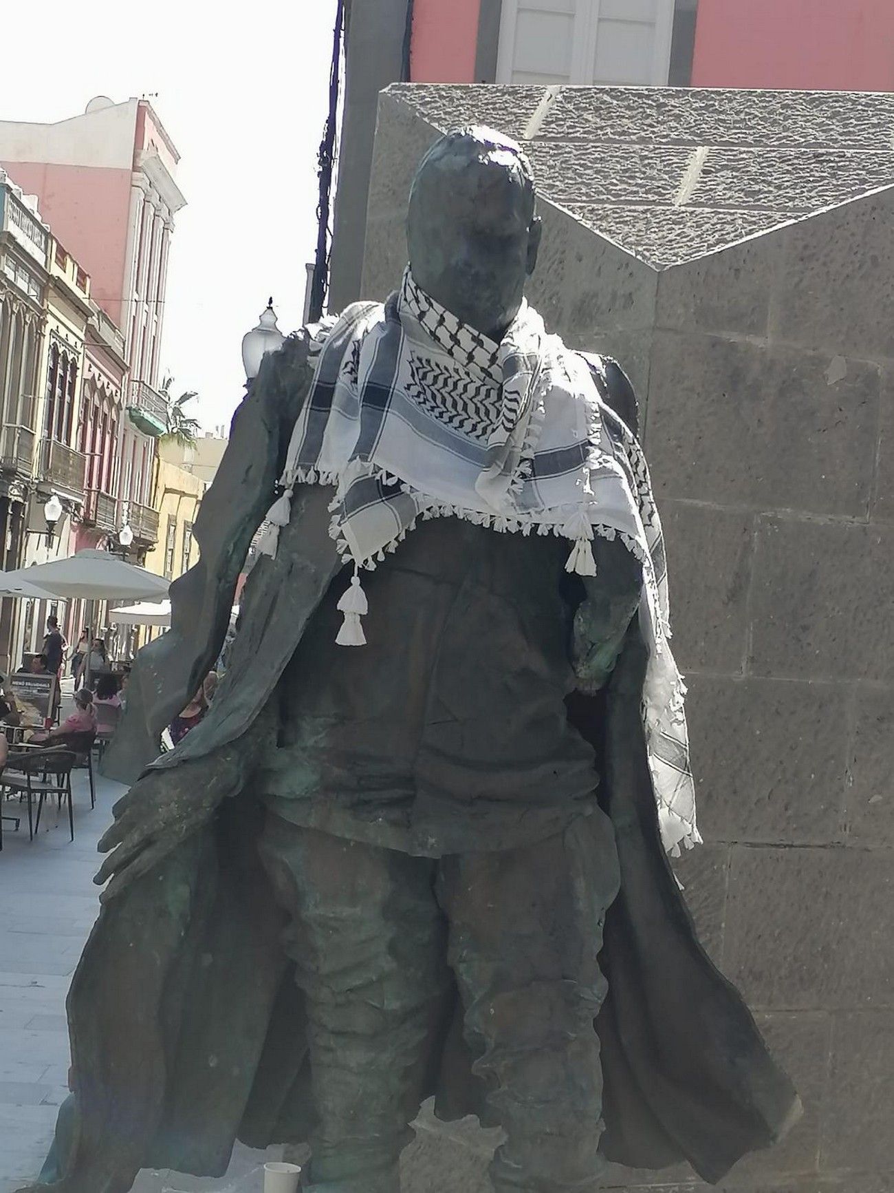 Las esculturas de Las Palmas de Gran Canaria amanecen ataviadas con pañuelos palestinos