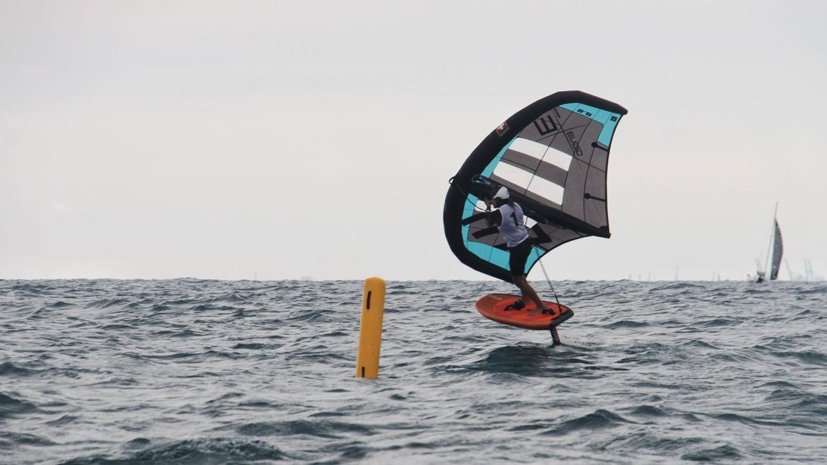 Una persona practica 'Wing Foil' en Vilassar de Mar
