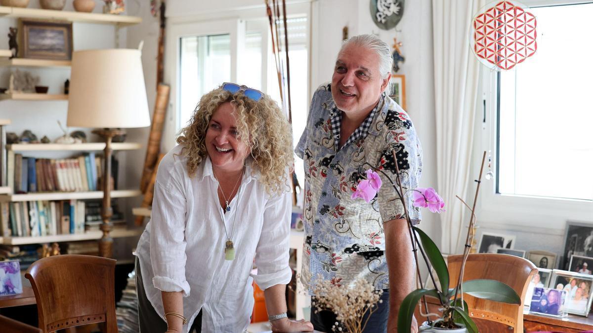 Deborah y Víctor van Praag, en el piso que reúne algunas de las piezas expuestas en la galeria Tanit.