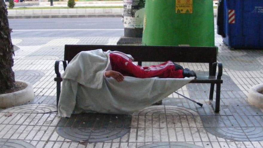 Una persona sin hogar duerme en un parque de la Región
