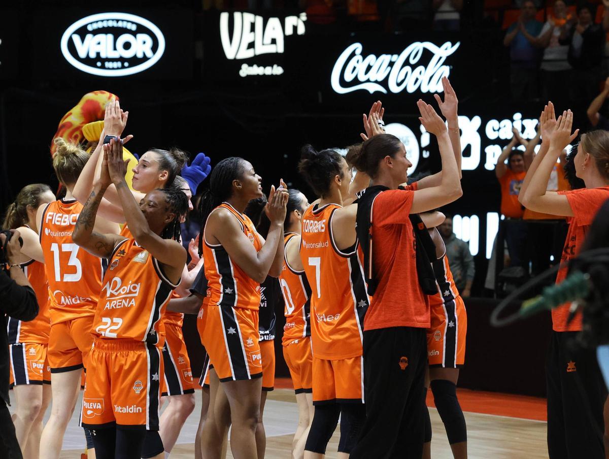 Las jugadoras del Valencia Basket agradecen el apoyo del público de La Fonteta