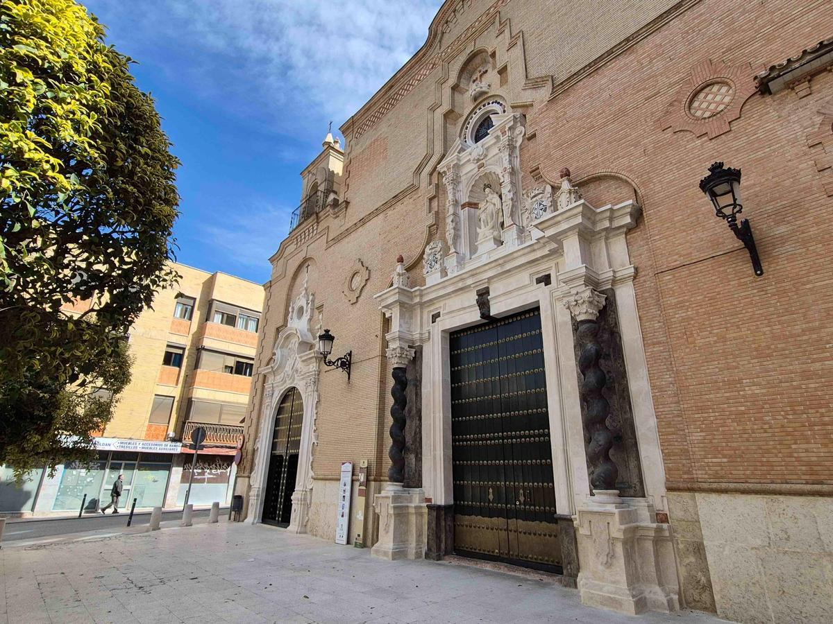 Detalle de la portada de la iglesia, en la que se aprecia la hornacina del cuerpo superior.