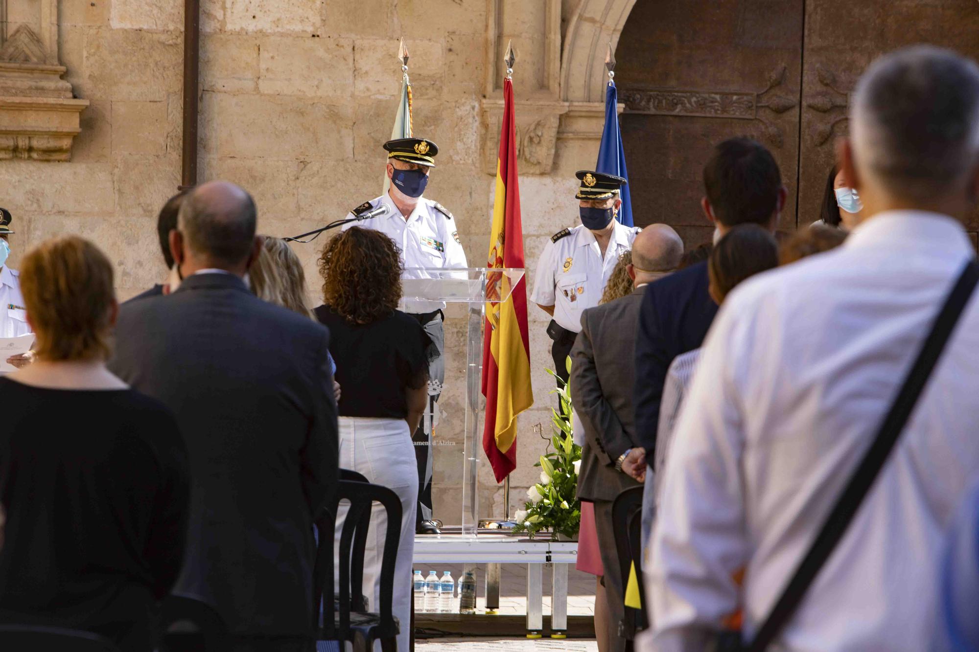 Entrega del bastón de mando al inspector jefe de la Comisaría de la Policía Nacional de Alzira - Algemesí.