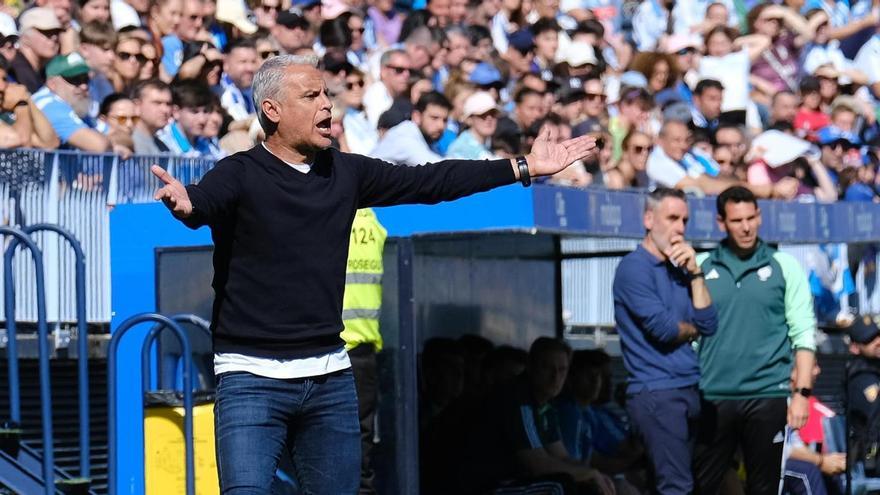 El entrenador malaguista durante el encuentro de este domingo en La Rosaleda.