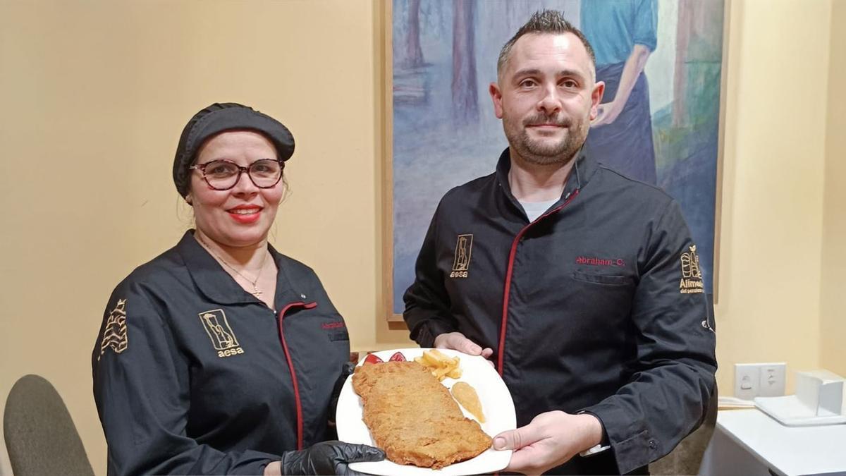 Shirlane Brasil y Abraham Castellanos, con la propuesta subcampeona de la anterior edición, "Cachopo Astur".