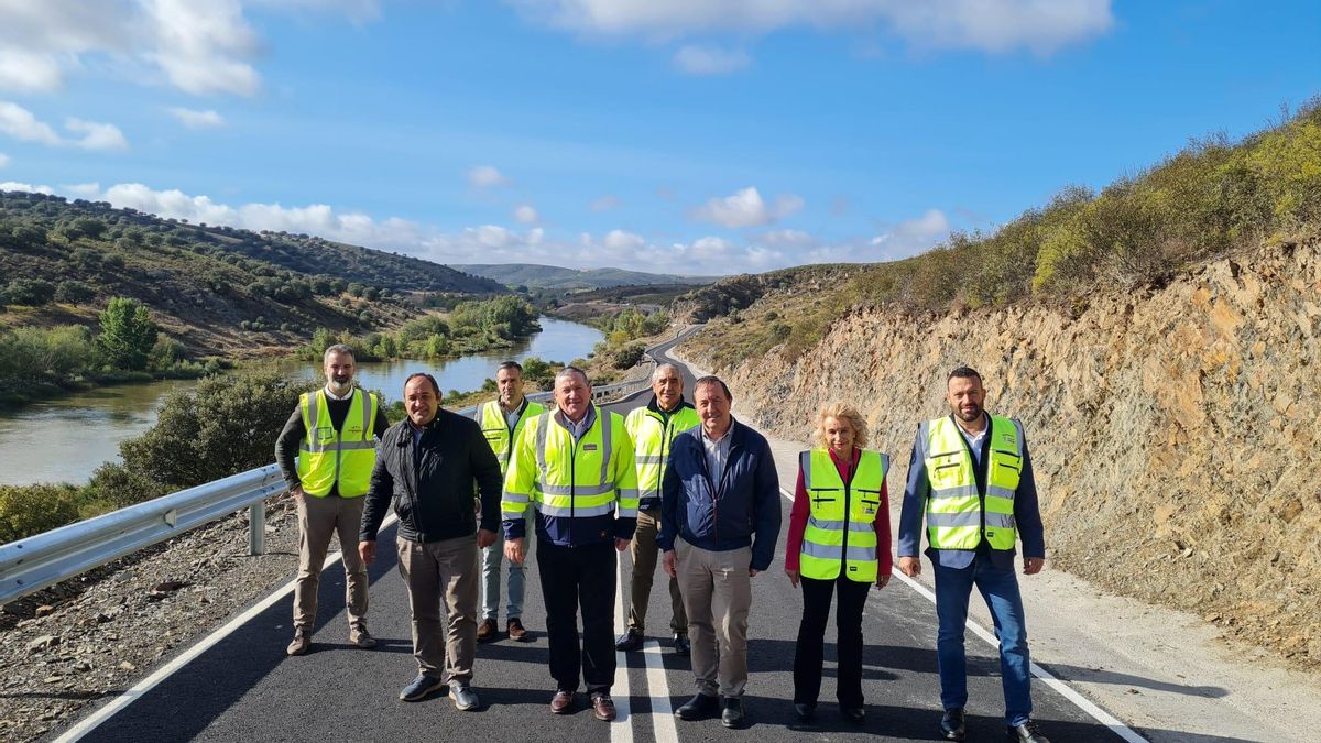 Javier Faúndez, representantes provinciales y los alcaldes de Almaraz y Villaseco del Pan en el renovado tramo de la ZA-P-2223