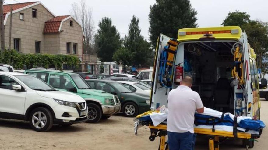 Uno de los heridos recibe atención a pie de playa antes de ser trasladado en ambulancia. // G.N.