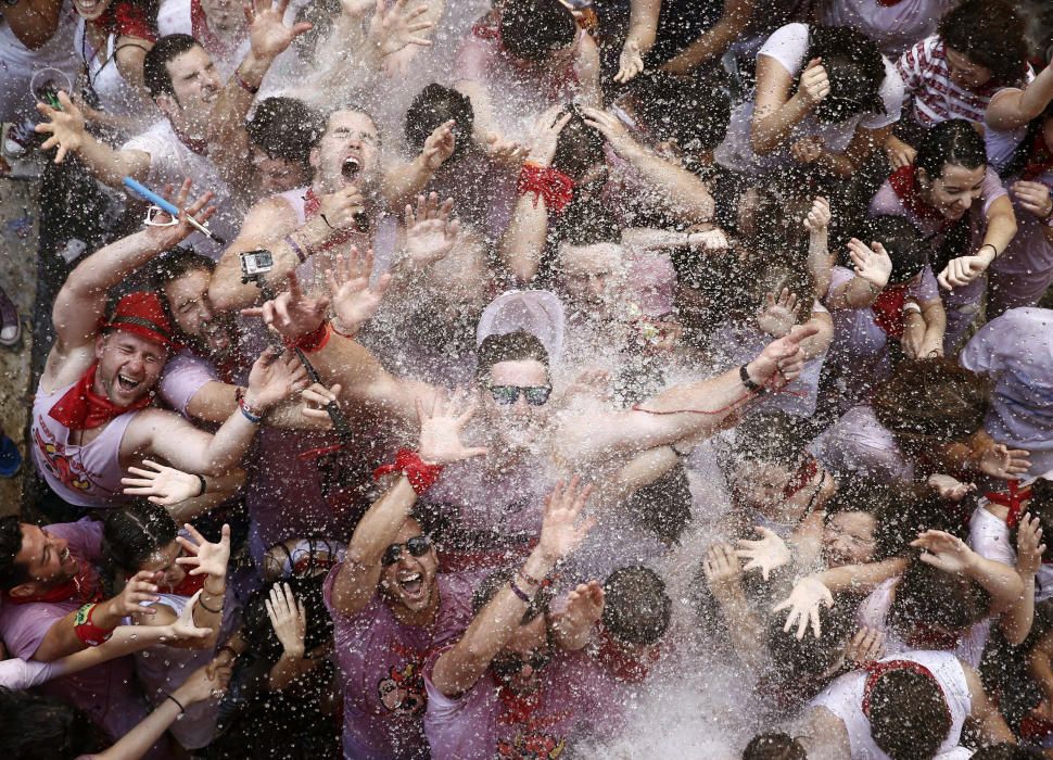 El chupinazo ha dado el pistoletazo de salida a las fiestas de San Fermín en Pamplona.