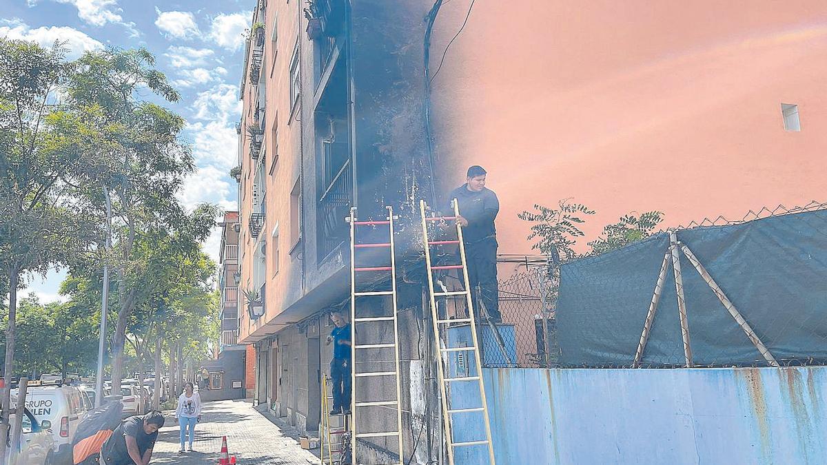 Fachada ennegrecida de un edificio de Son Oliva tras el incendio de una moto en una acera.