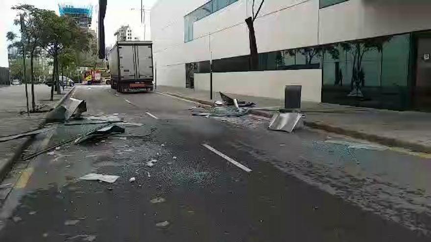 Un camión destroza la pasarela del hospital La Fe de València
