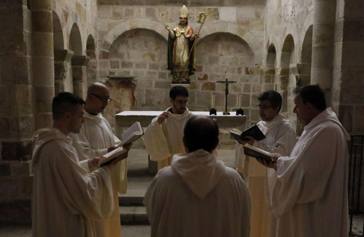 La Schola Cantorum de Zamora interpreta gregoriano en San Cipriano. | Ana Burrieza