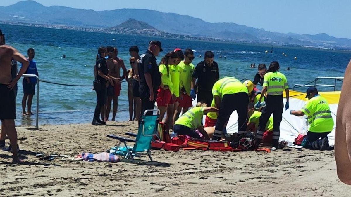 Los servicios de emergencias tratan de reanimar a un bañista de 74 años que se ahogó en julio en Los Narejos.