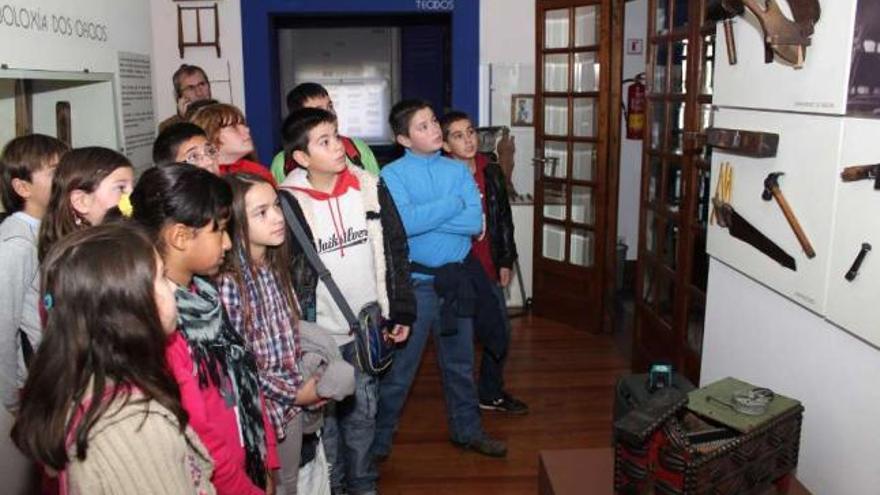 Escolares del CEIP Outeiro das Penas (Redondela), ayer durante su visita guiada.  // Rodrigo Otero