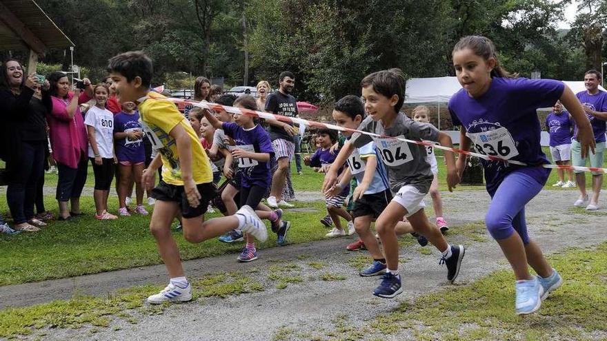 Instante de una de las pruebas de atletismo celebradas ayer en A Carixa. // Bernabé/Javier Lalín