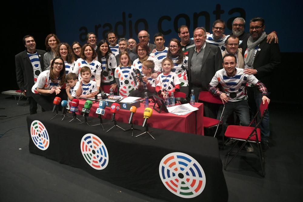 A Radio Conta celebra en el teatro Rosalía su quinta edición, en la que homenajeó a Ángel Gómez Hervada y recaudó fondos para Aspace