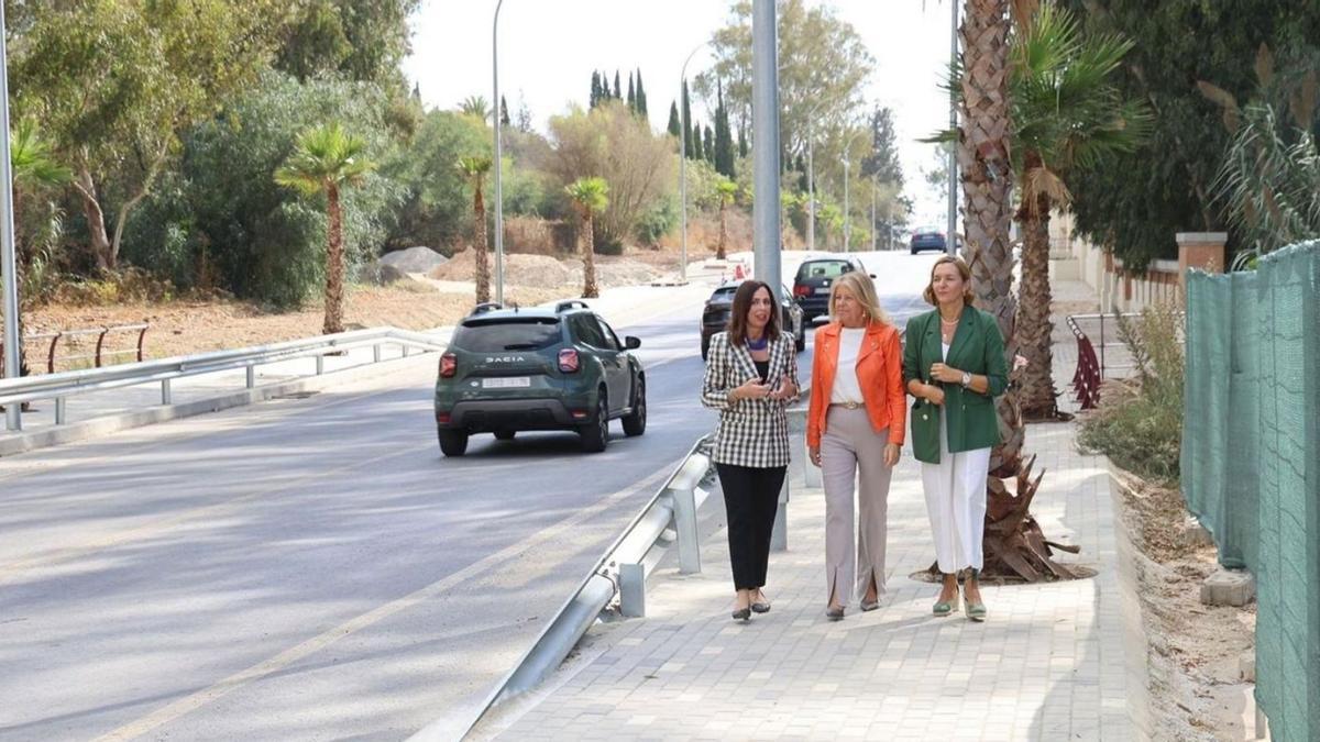 La consejera andaluza de Fomento, Rocío Díaz, en su visita al tramo de vía en el que se ejecutan las mejoras. | L.O.