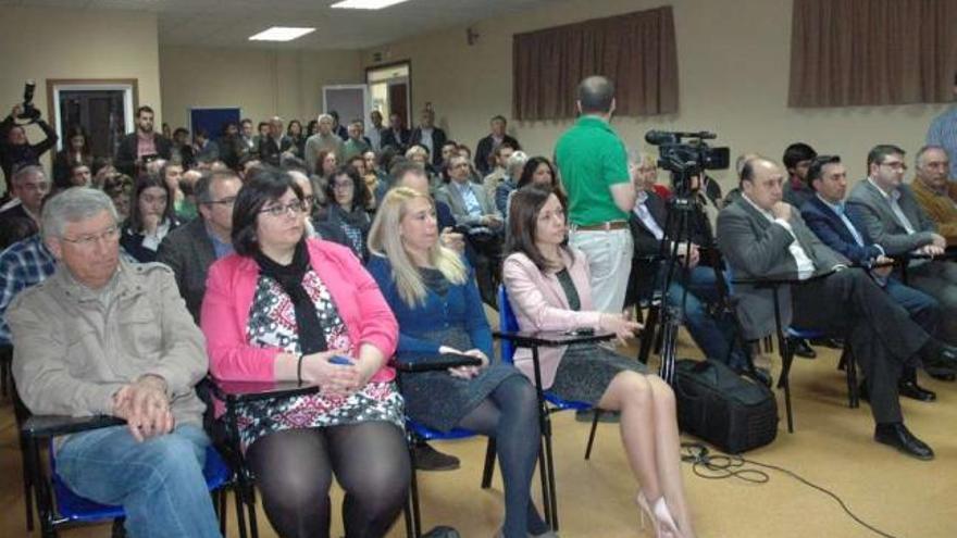 Empresarios y representantes políticos locales, ayer en la presentación del servicio en el CDL.  // D.P.