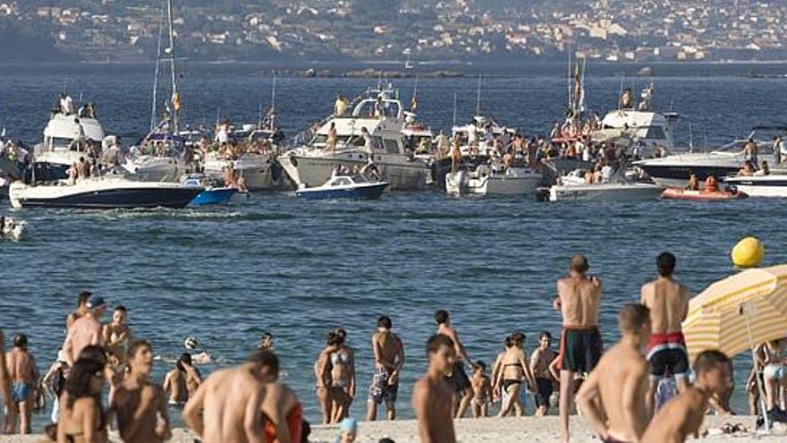 Embarcaciones que participaron en la procesión, ante la playa de O Vao, donde se realizó la ofrenda floral.