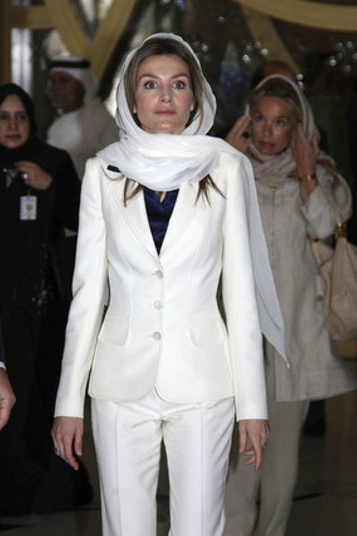 Letizia amb vel i descalça, en la seva visita als Emirats Àrabs, el 2010.