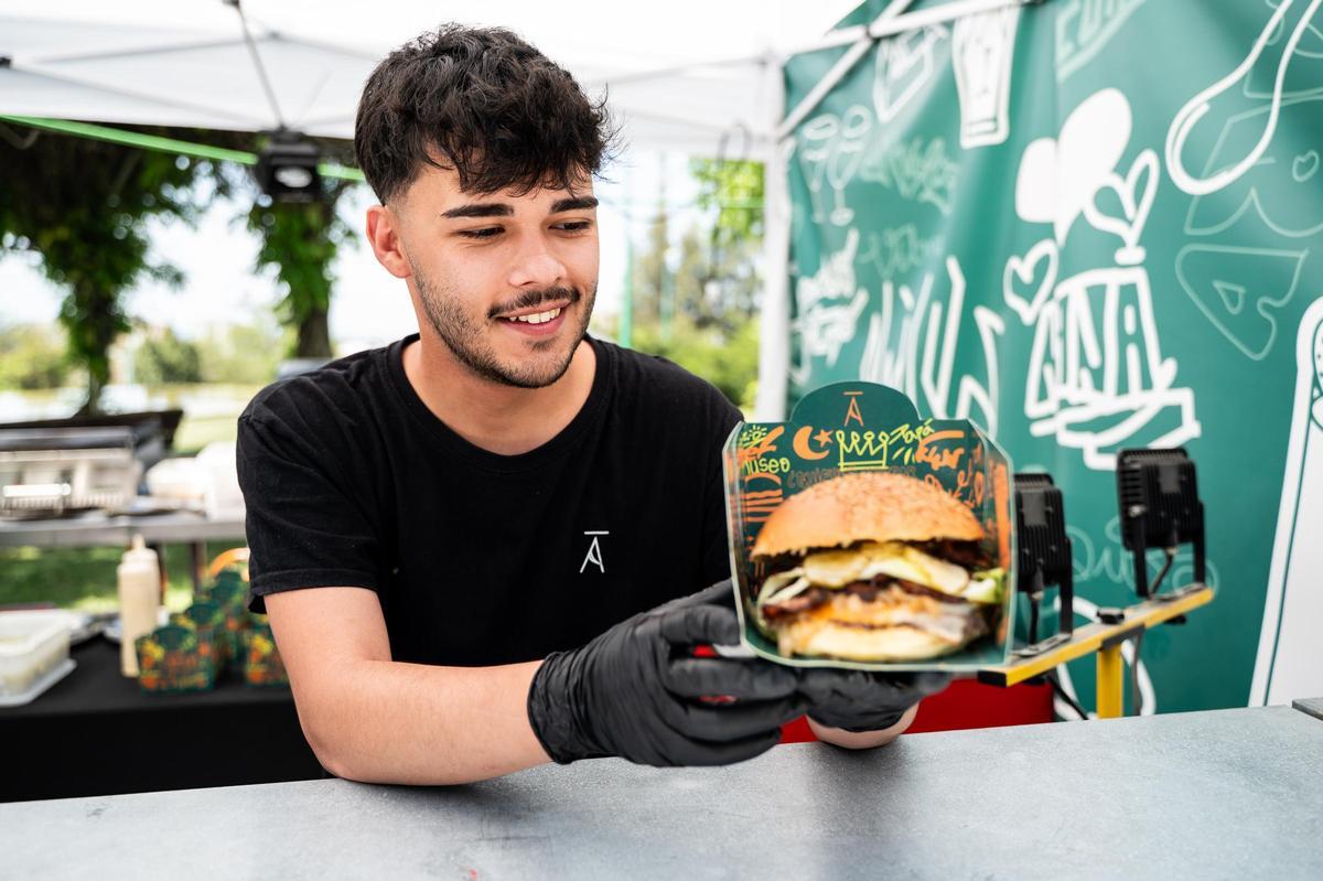 Galería | Así fue el evento de hamburguesas y tartas de queso en el parque Padre Pacífico de Cáceres