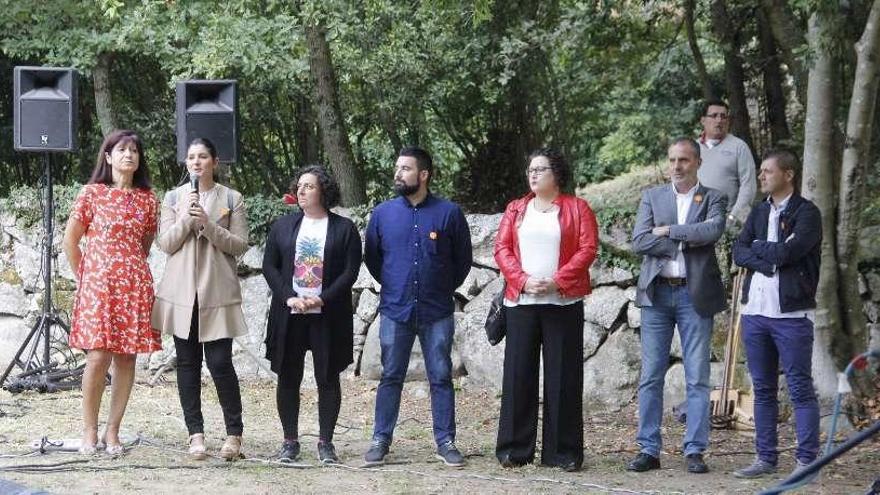 La obra de teatro recreando una escuela histórica se representó tras los discursos de las distintas autoridades de Bueu, Cangas y Moaña. // S.A.