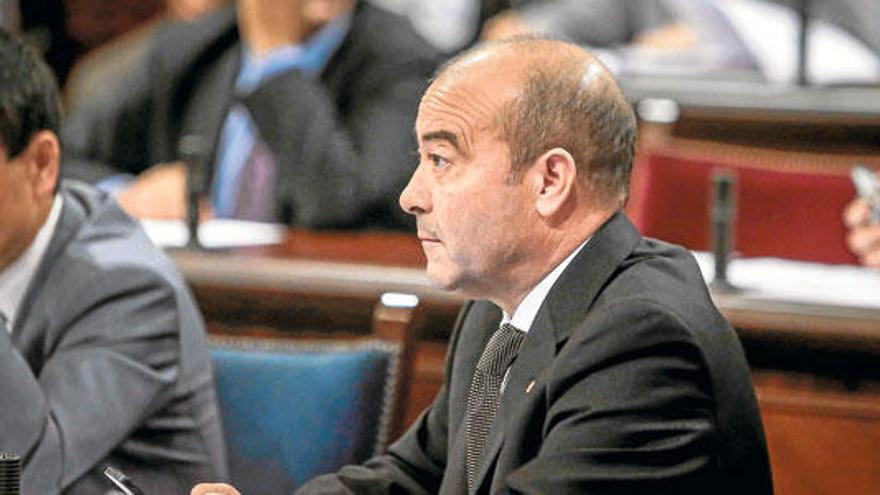 El vicepresident del Govern, Antonio Gómez, ayer durante el pleno del Parlament.