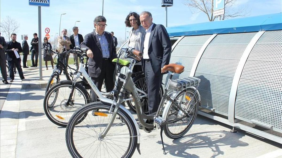 Tejedor, Corrochano y Poveda junto a uno de los nuevs aparcamientos seguros y gratuitos de bicis del aeropuerto de El Prat.