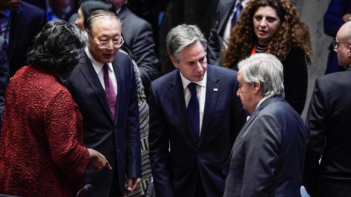 Antonio Guterres, junto al representante de China en Naciones Unidas, Zhang Jun, y el secretario de Estado de EEUU, Antony Blinken.