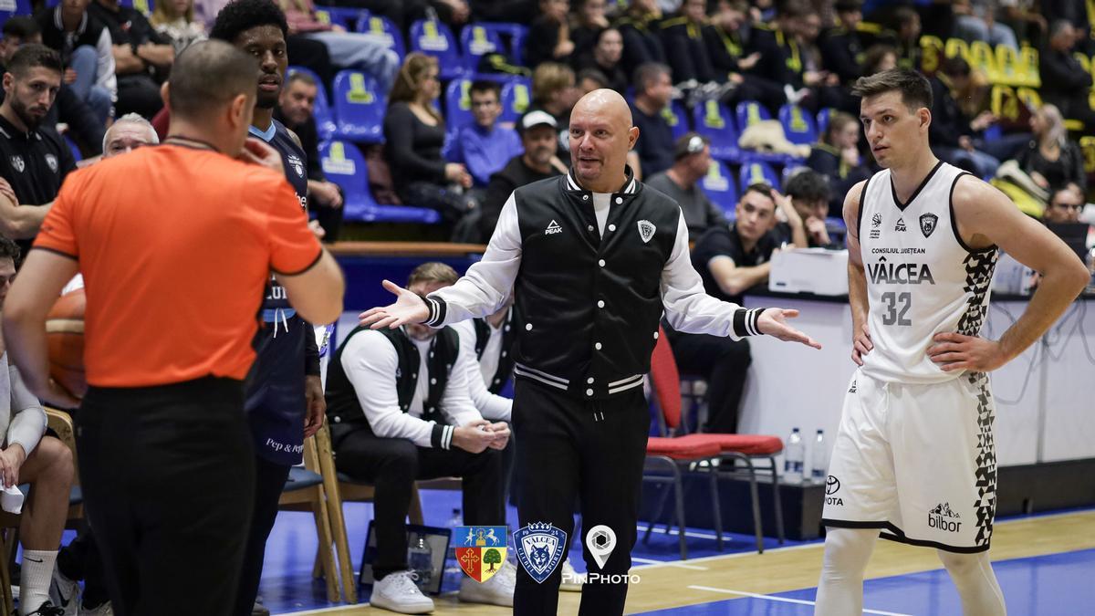 Arturo Álvarez dialoga con un árbitro durante un partido de la liga rumana, con su jugador Peter Kiss a la derecha.