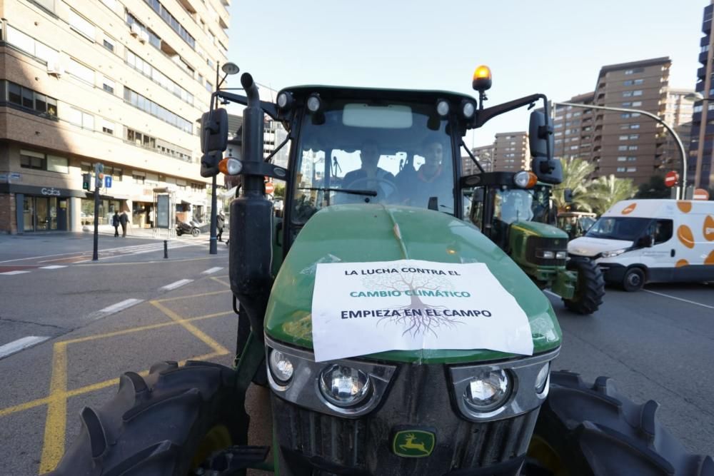 FOTOS: La tractorada de los agricultores toma València