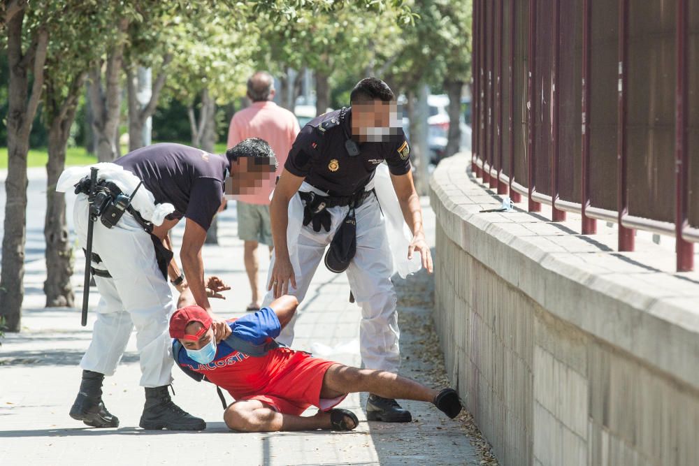 Cuatro positivos y nuevo intento de fuga entre los inmigrantes confinados en Alicante.