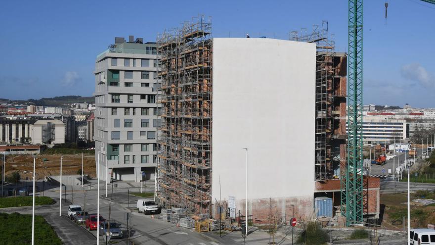 Edificio en construcción en el barrio de Xuxán. |   // CARLOS PARDELLAS