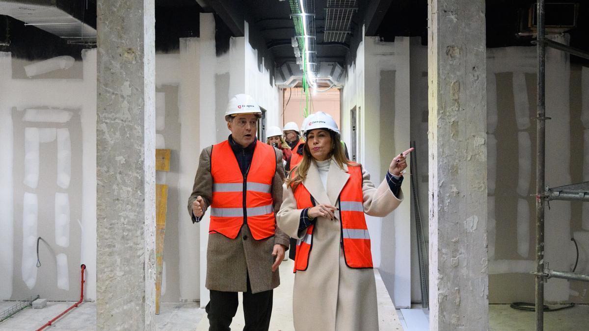 La alcaldesa de Zaragoza, Natalia Chueca, durante una de sus visitas a las obras en Giesa.