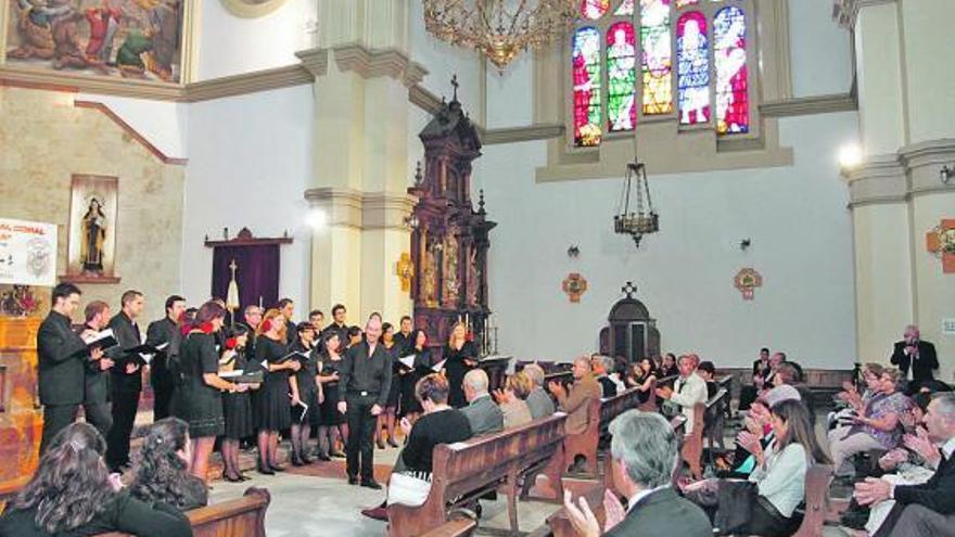 Actuación del coro «Vox Musicalis» en la iglesia de Infiesto durante la pasada edición del Certamen de la Avellana.