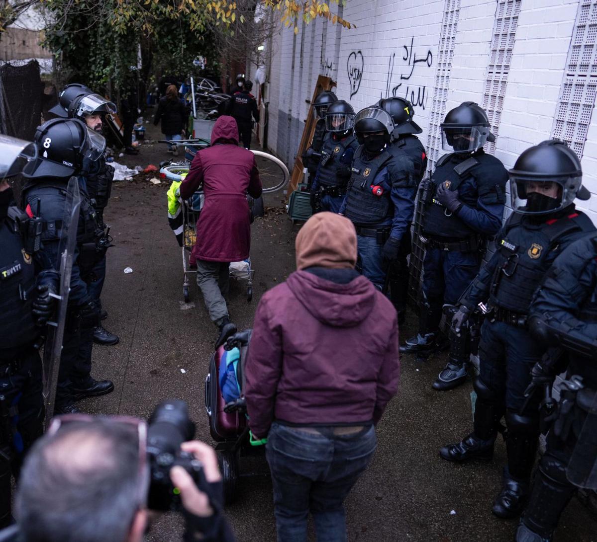 Desallotjament de l’assentament en l’antic institut B9 de Badalona, el 17 de desembre passat. | ZOWY VOETEN