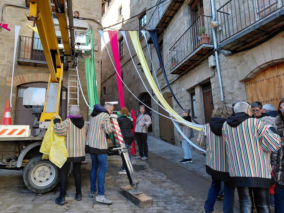 Un moment de la preparació de la decoració especial de Carnaval
