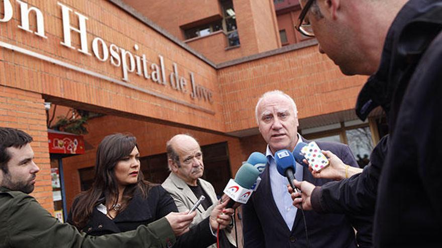 Faustino Blanco, a las puertas del Hospital de Jove