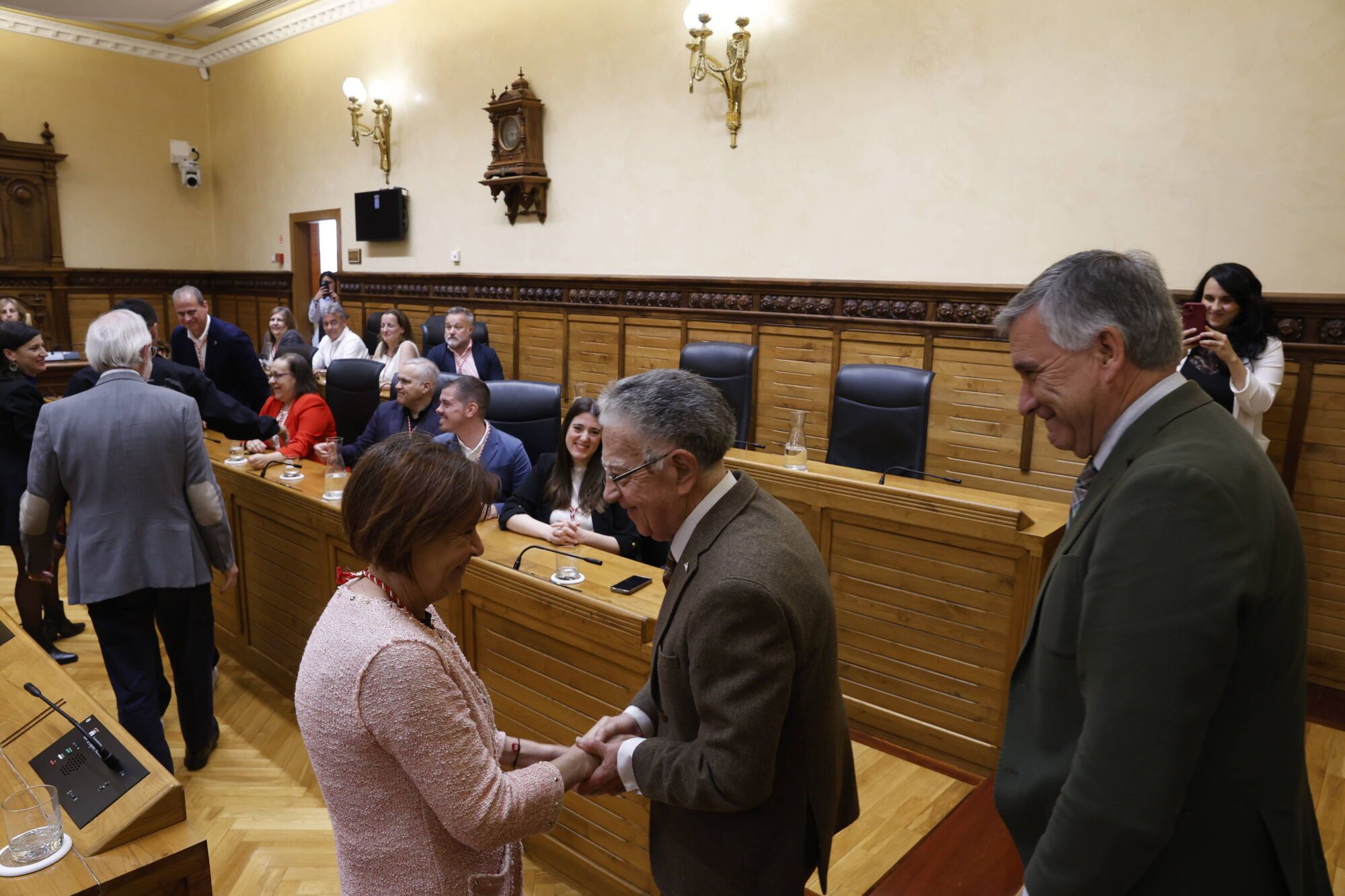 EN IMÁGENES: Gijón honra a sus vecinos ejemplares, ahora sí, tras la interrupción provocada por el apagón