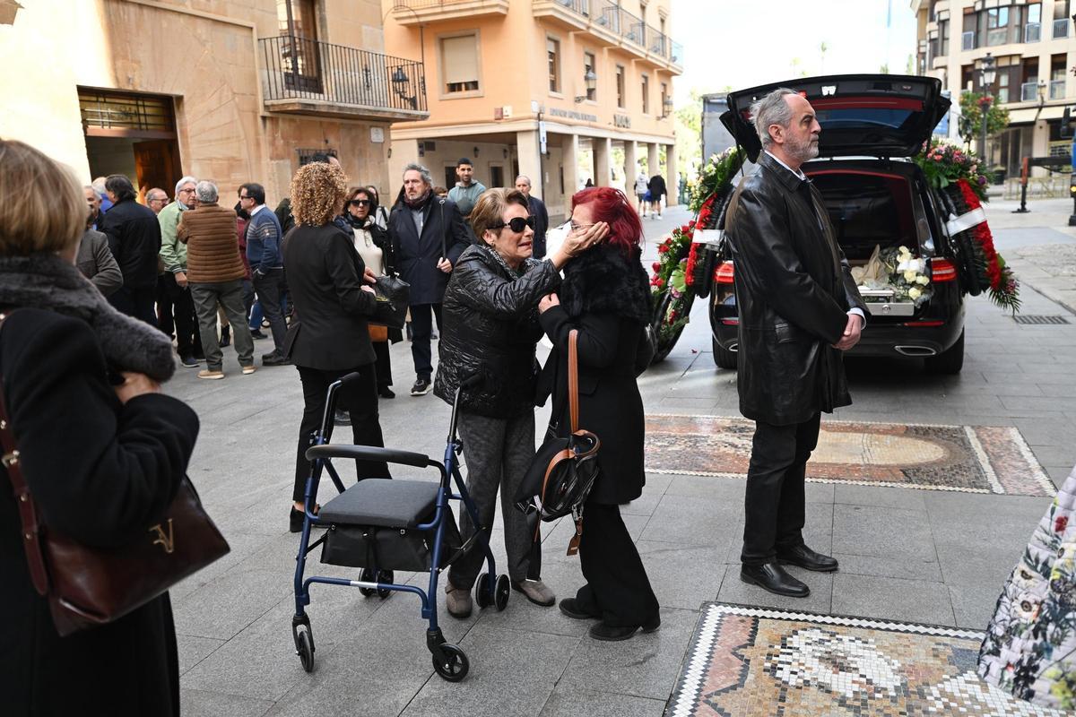 Llegada del féretro a la basílica de Santa María, donde se ha oficiado la misa funeral