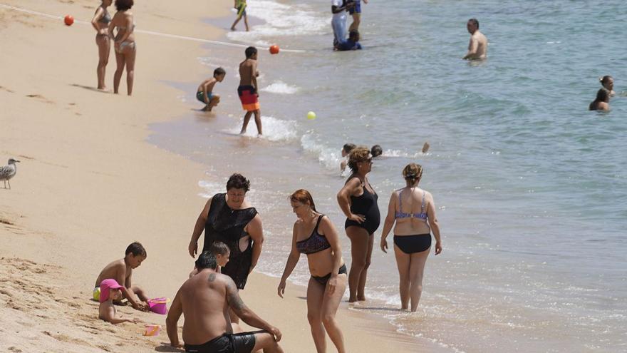 Un grup de banyiestes a la platja de Blanes, el passat estiu. | MARC MARTÍ (ARXIU)