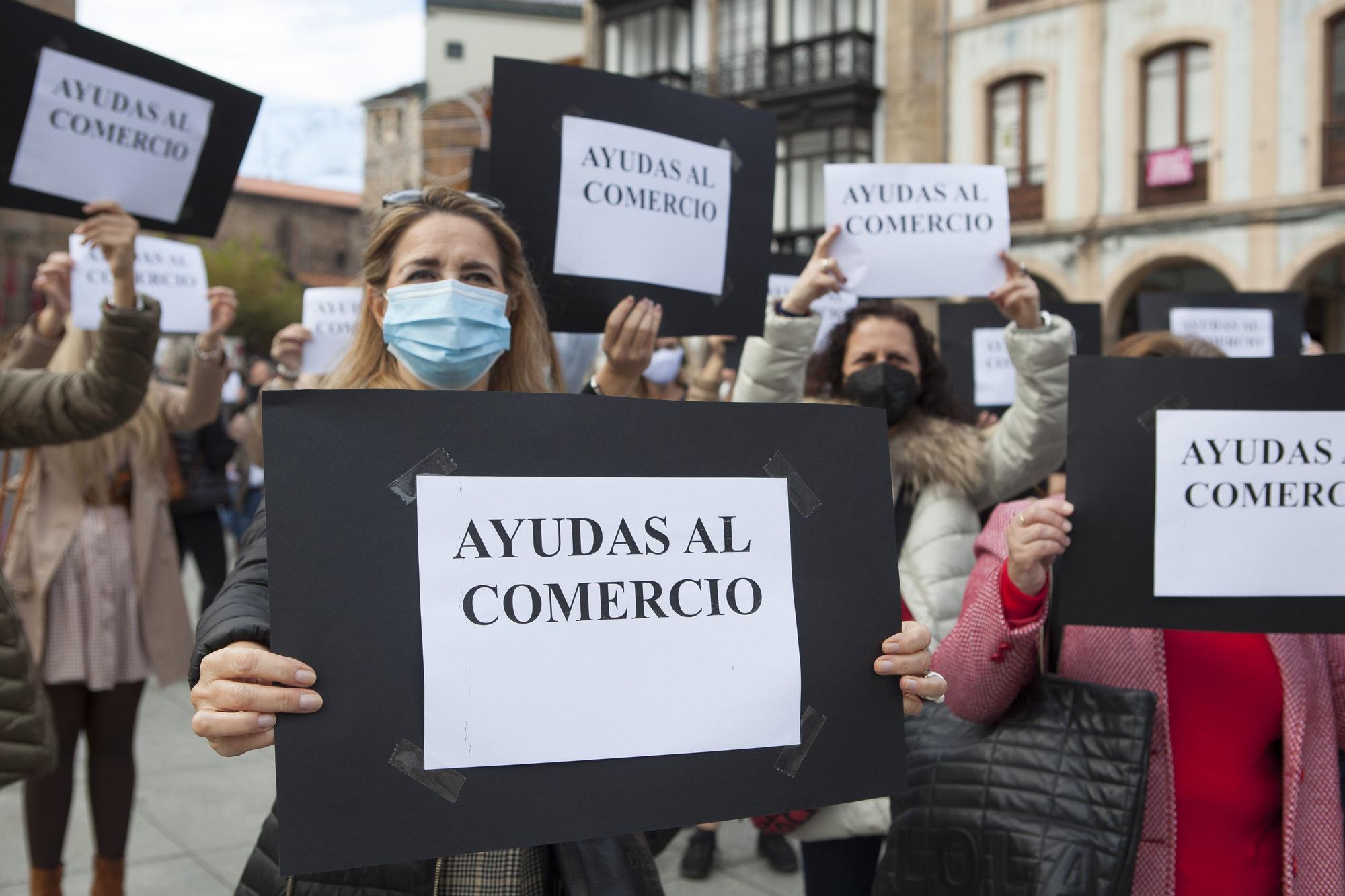 La hostelería de Avilés muestra en la calle su situación crítica.