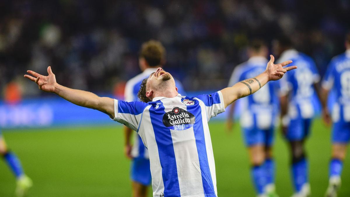 Mario Soriano celebra el gol del partido