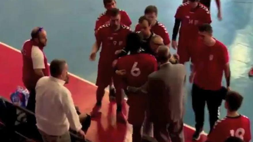 Secuencia completa de la agresión de un jugador de balonmano a un árbitro en Alicante