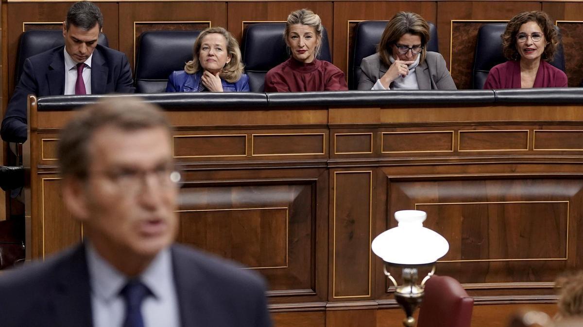 El líder del PP, Alberto Núñez Feijóo, en el pleno del Congreso. Sánchez, de fondo.