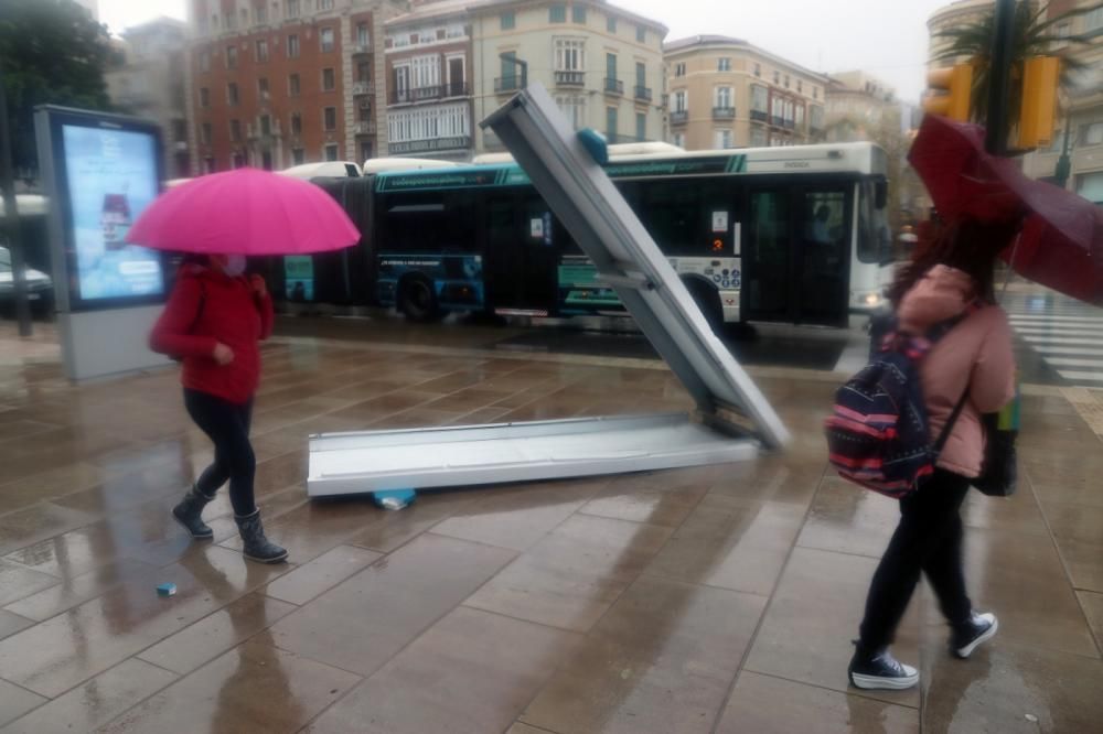 Lluvia y temporal en el mar en Málaga con la llegada de la borrasca Filomena.