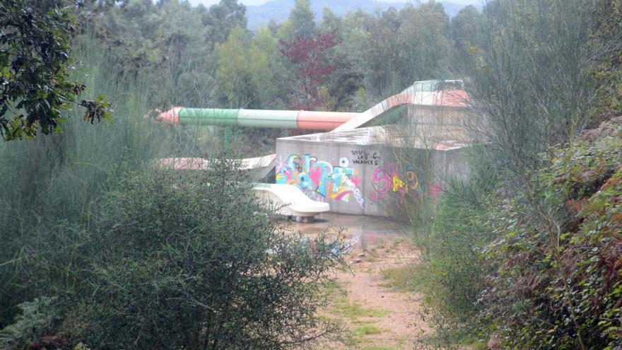 Imagen de archivo de uno de los accesos al parque, cubierto de maleza. |   // NOÉ PARGA